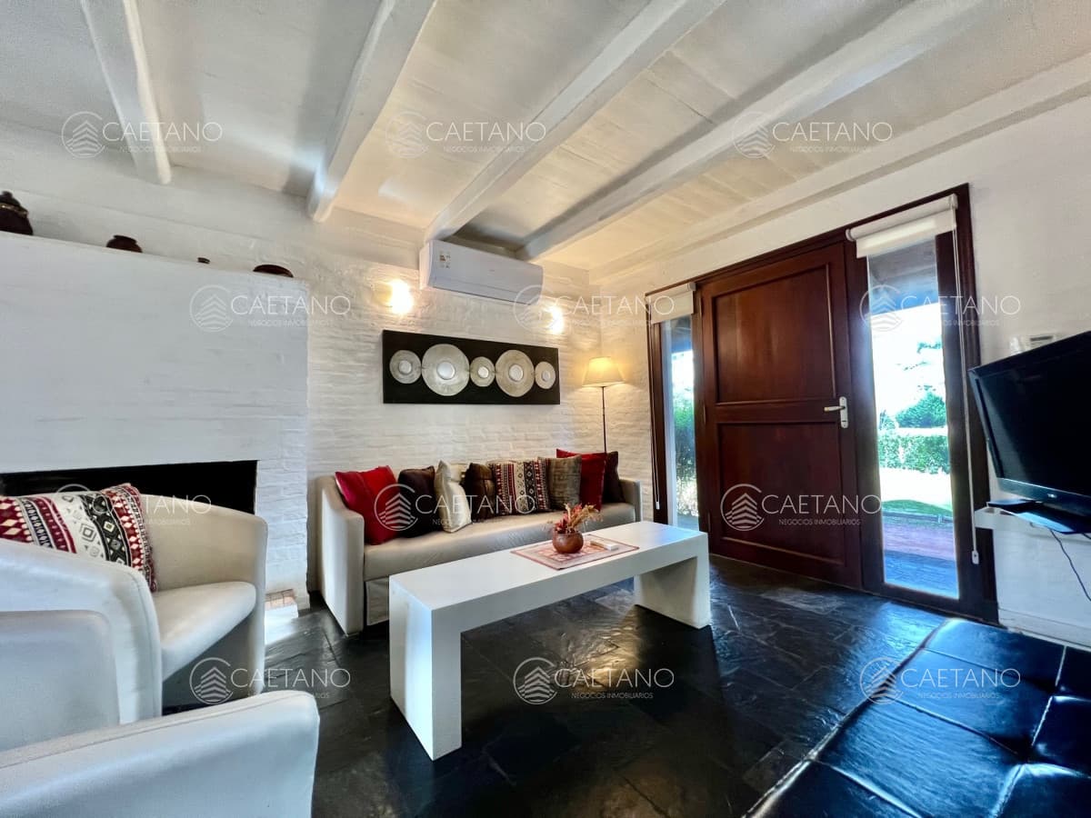 CASA EN ALQUILER 2 DORMITORIOS BARRIO PRIVADO PARQUE PINARES PUNTA DEL ESTE — foto 2