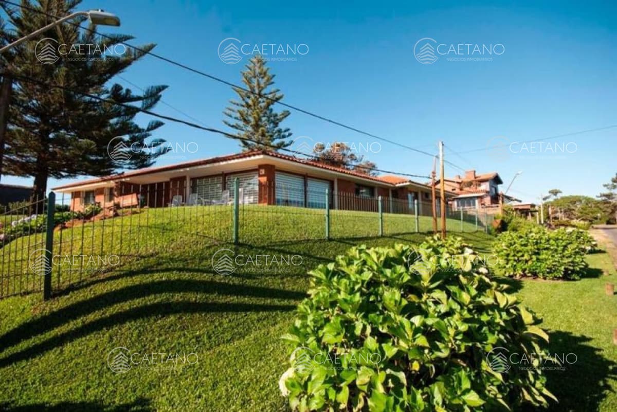 Excelente Casa de 4 Dormitorios y Piscina a una Cuadra del Mar — foto 2