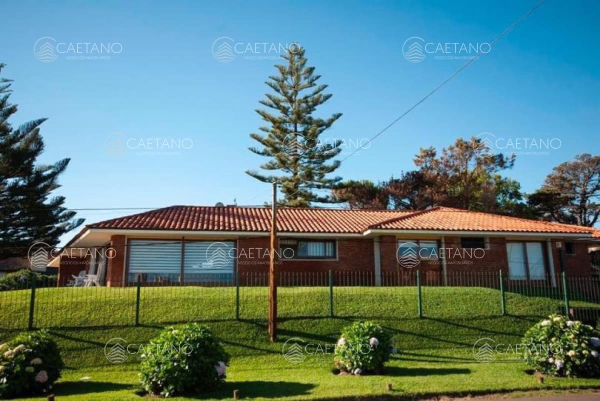 Excelente Casa de 4 Dormitorios y Piscina a una Cuadra del Mar — foto 3