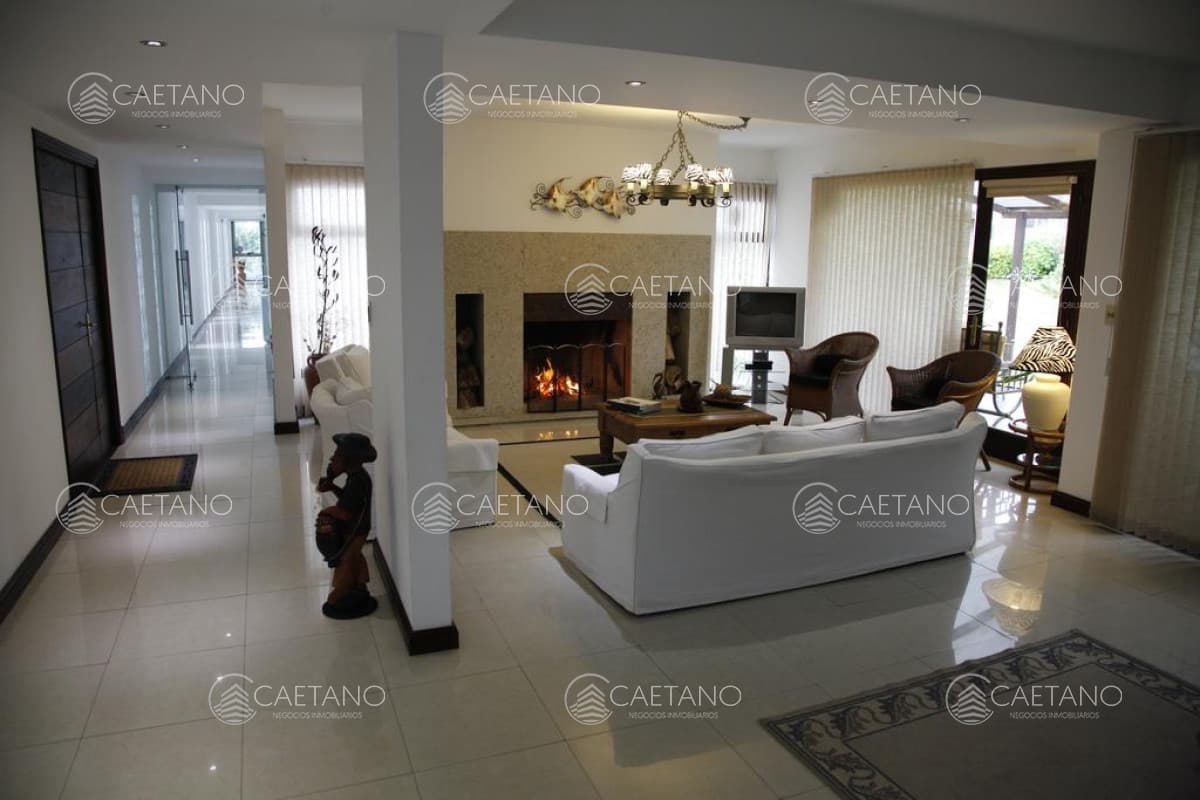 Hotel 12 dormitorios en venta en mansa con jardin — foto 2