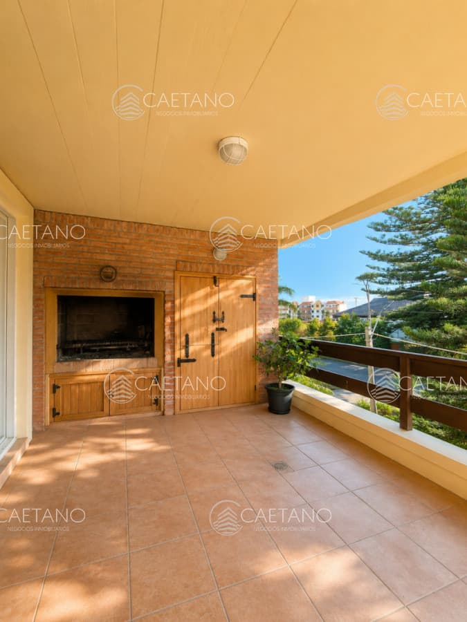 Apartamento de 3 dormitorios con parrillero y estufa a leña en Playa Mansa