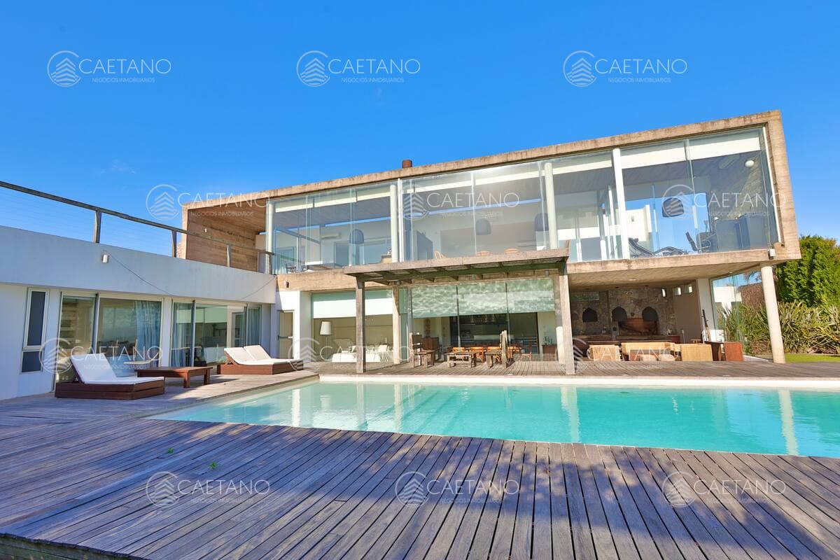 Casa de diseño en alquiler temporal. 4 dormitorios en suite a 50 mts del mar — foto 2
