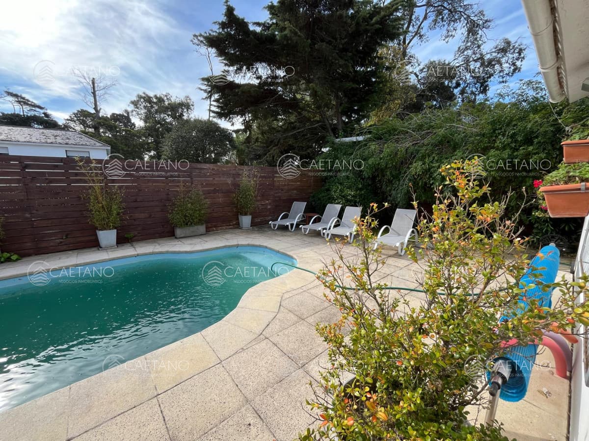 Venta y Alquiler de temporada casa 4 dormitorios y piscina climatizada en Pinares a tan solo 150 m de playa mansa — foto 3