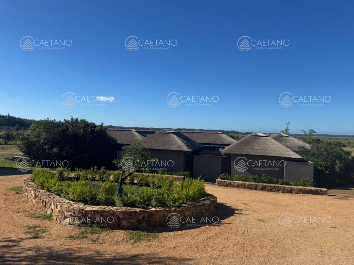 Alquiler anual de espectacular casa 5 dormitorios a estrenar en barrio privado Puerto Quetzal en la Barra Punta del este — foto 2