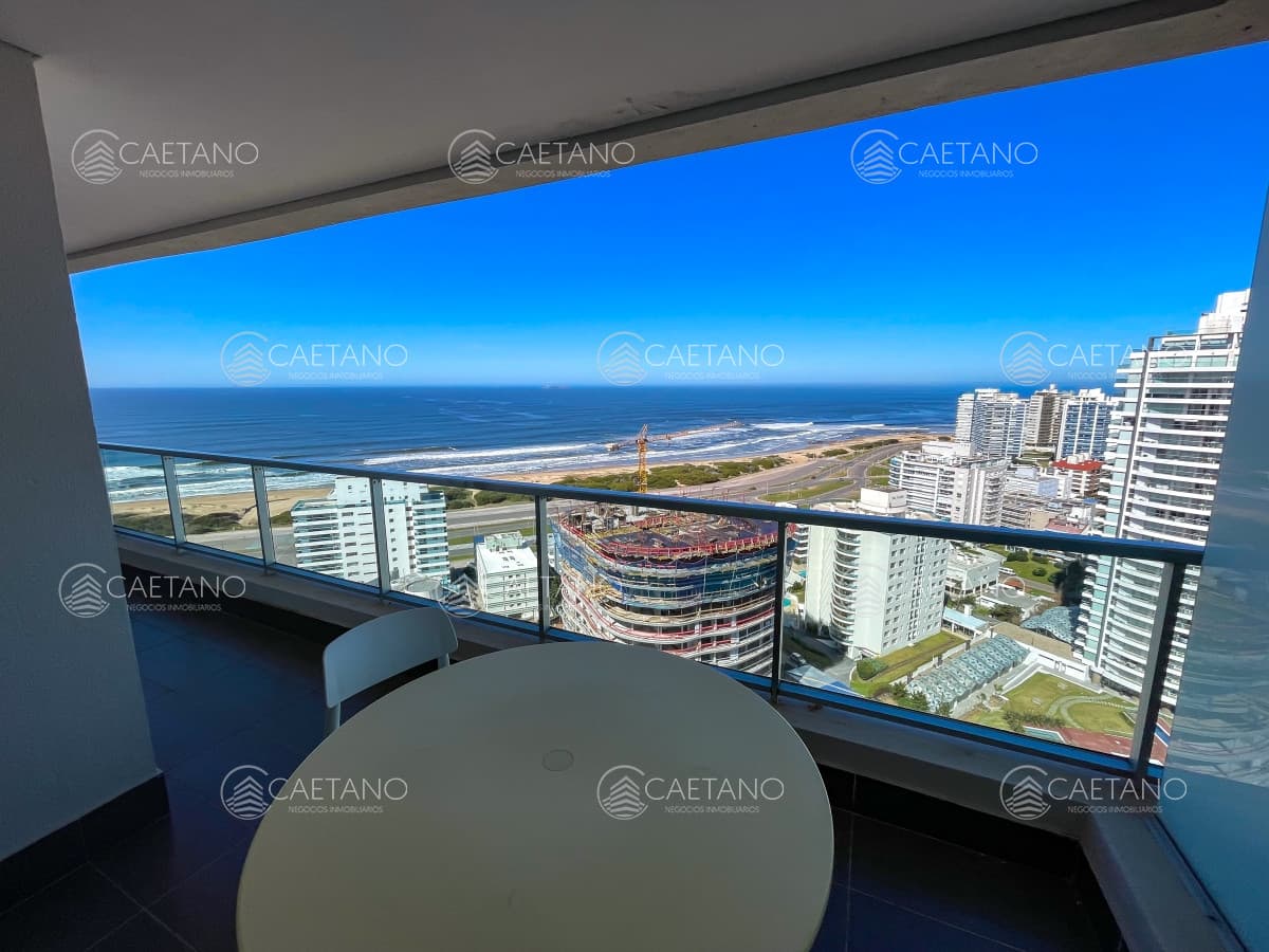 Piso alto con hermosa vista a Playa Brava!