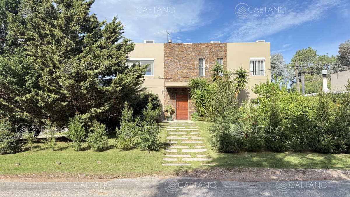 Casa en La Barra, 3 dormitorios en suite y dependencia de servicio. — foto 2