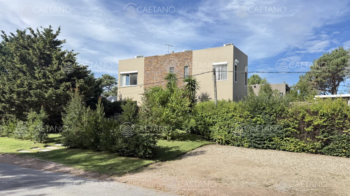 Casa en La Barra, 3 dormitorios en suite y dependencia de servicio.