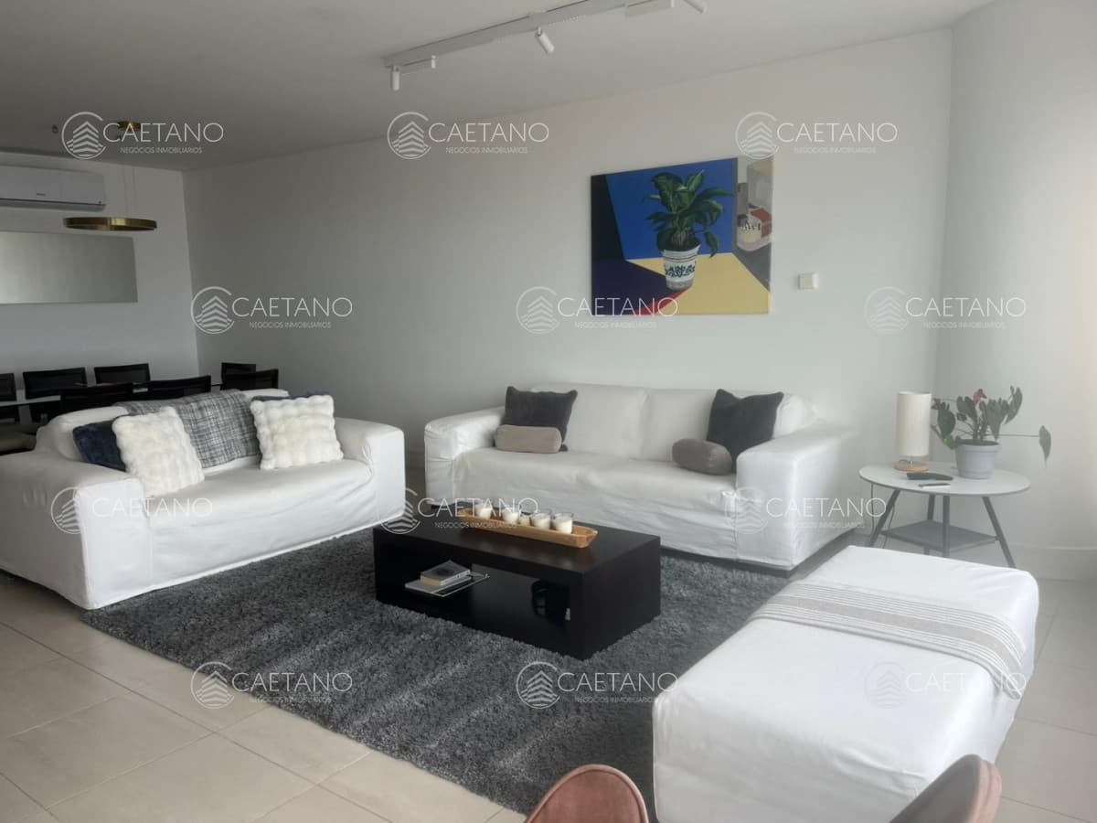 Apartamento de dos dormitorios en venta en Playa Brava con balcón — foto 2