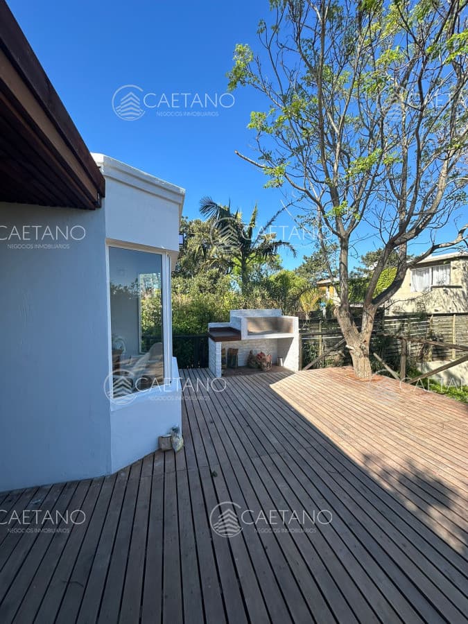 Casa en Montoya a solo 250 mts del mar , 3 dormitorios con 2 baños . recien reciclada con muy buen gusto