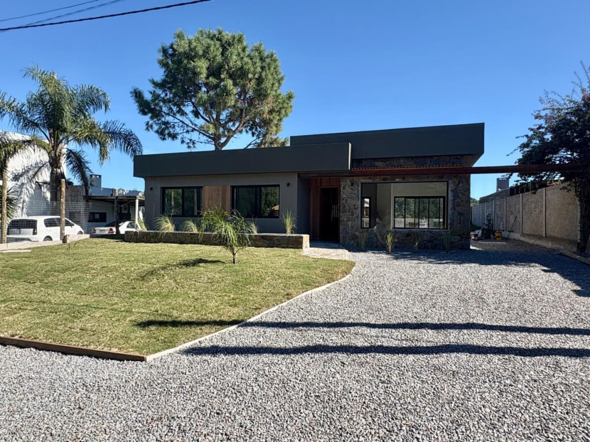 Casa a Estrenar en Padron único en Pinares 3 Dormitorios con Aires y Barbacoa