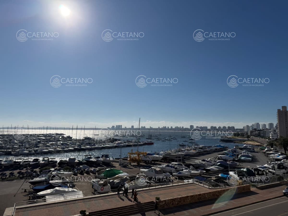 FRENTE AL PUERTO CON BARBACOA PROPIA