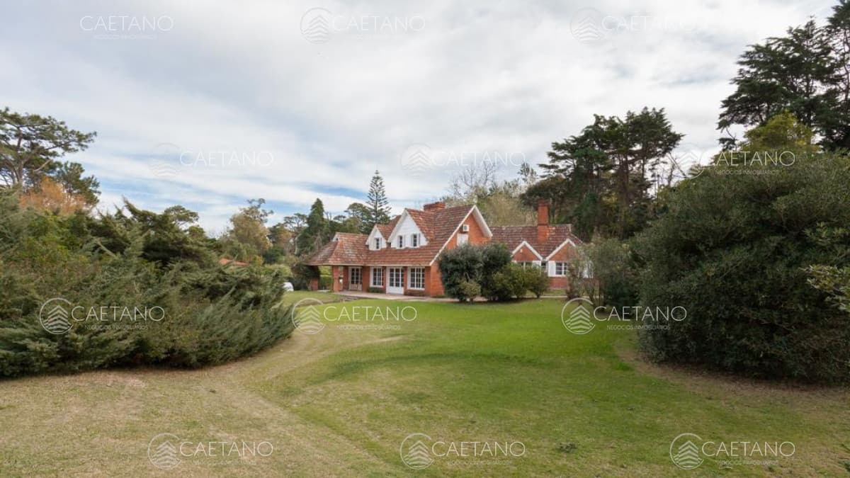 MUY BUENA CASA UBICADA EN EL CORAZÓN DEL BARRIO DEL GOLF — foto 2