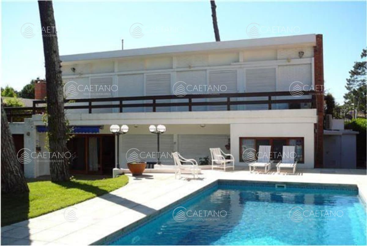 Casa en Punta del Este, Mansa, a poca distancia del mar