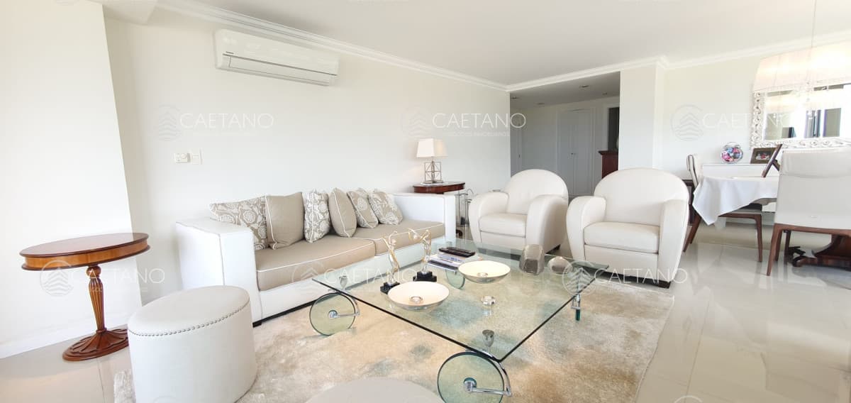 Venta departamento frente al mar tres dormitorios mas dependencia Playa Brava Punta del Este — foto 2