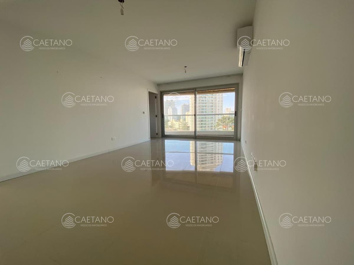 Apartamento en venta en excelente estado. Torre nueva con servicios a pasos de la Playa