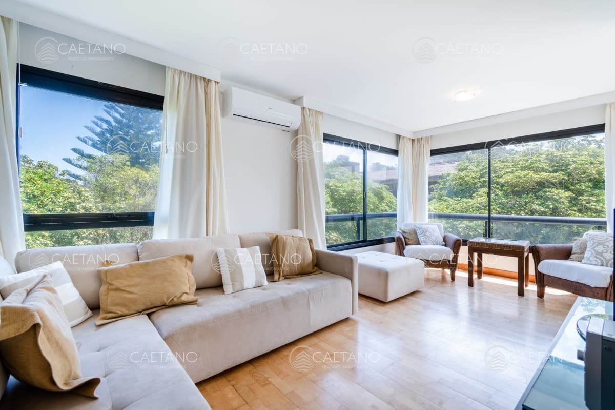 Moderno Apartamento en Alquiler de Tres Dormitorios en Primera Linea, Playa Brava