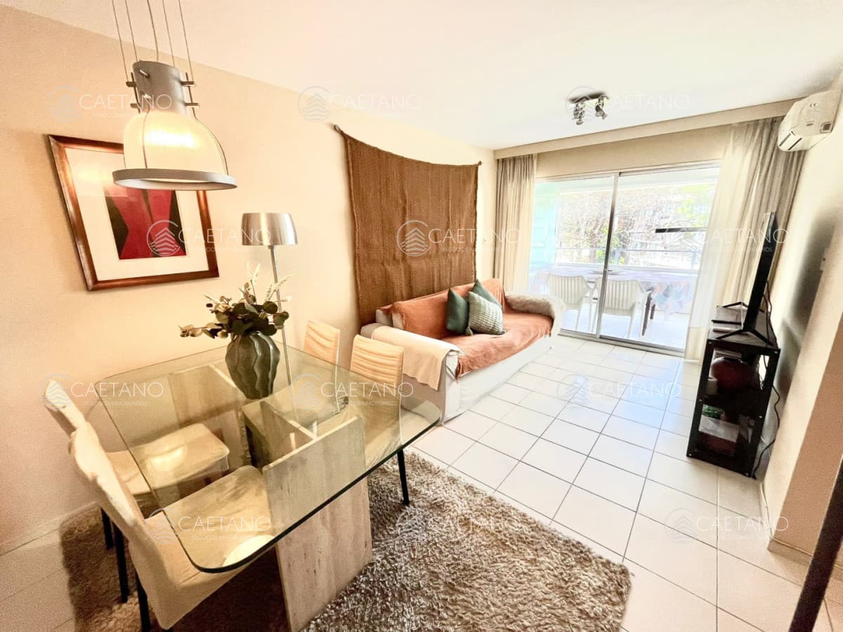Venta apartamento tres dormitorio con gran terraza parrillero cubierto Punta del Este