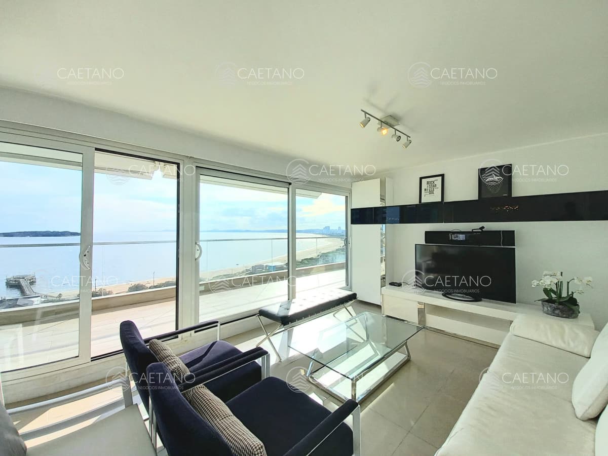 Excelente apartamento de 3 dormitorios con vista a Playa Mansa en alquiler — foto 2