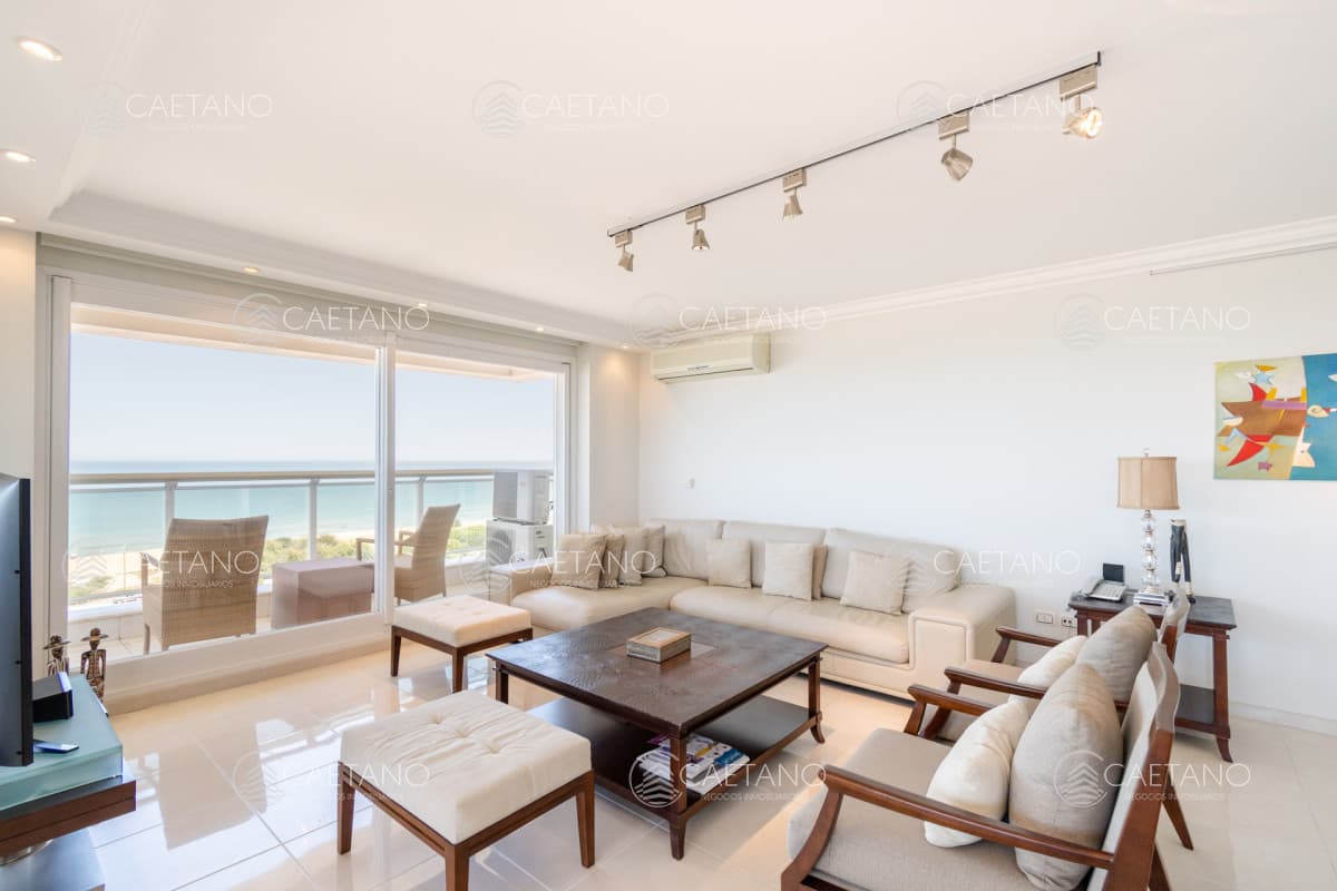 Apartamento de Tres dormitorios y servicio en venta Le Jardin