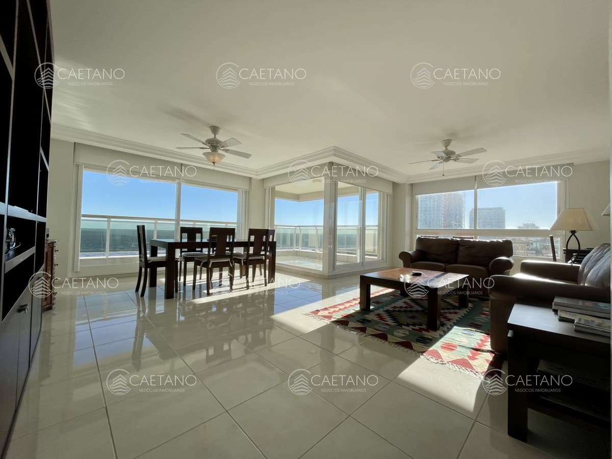 Venta de apartamento esquinero en torre de categoría de Playa Mansa, Punta del Este — foto 2
