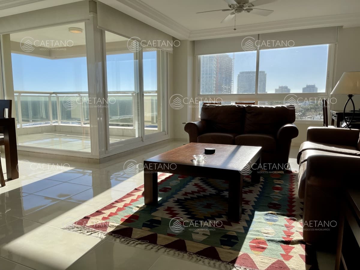 Venta de apartamento esquinero en torre de categoría de Playa Mansa, Punta del Este — foto 3