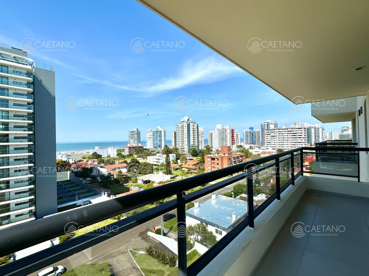 Apartamento de dos dormitorios con vista al mar en Venta Punta del Este