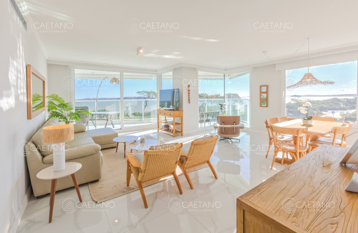 Apartamento de tres dormitorios en suites en Paramount Smart Tower en Venta