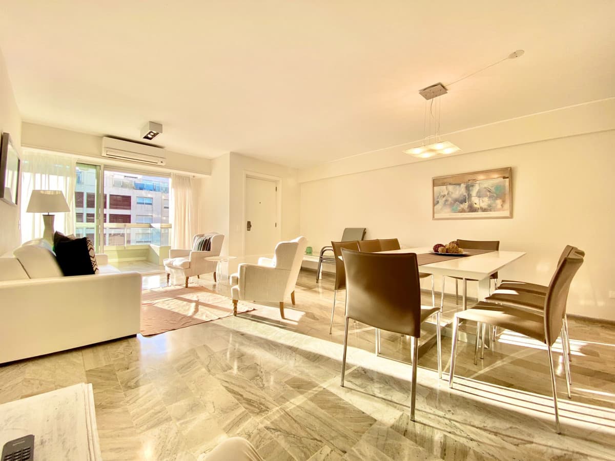Apartamento de tres dormitorios en venta, Punta del Este