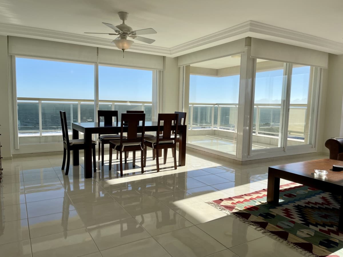 Venta de apartamento esquinero en torre de categoría de Playa Mansa, Punta del Este
