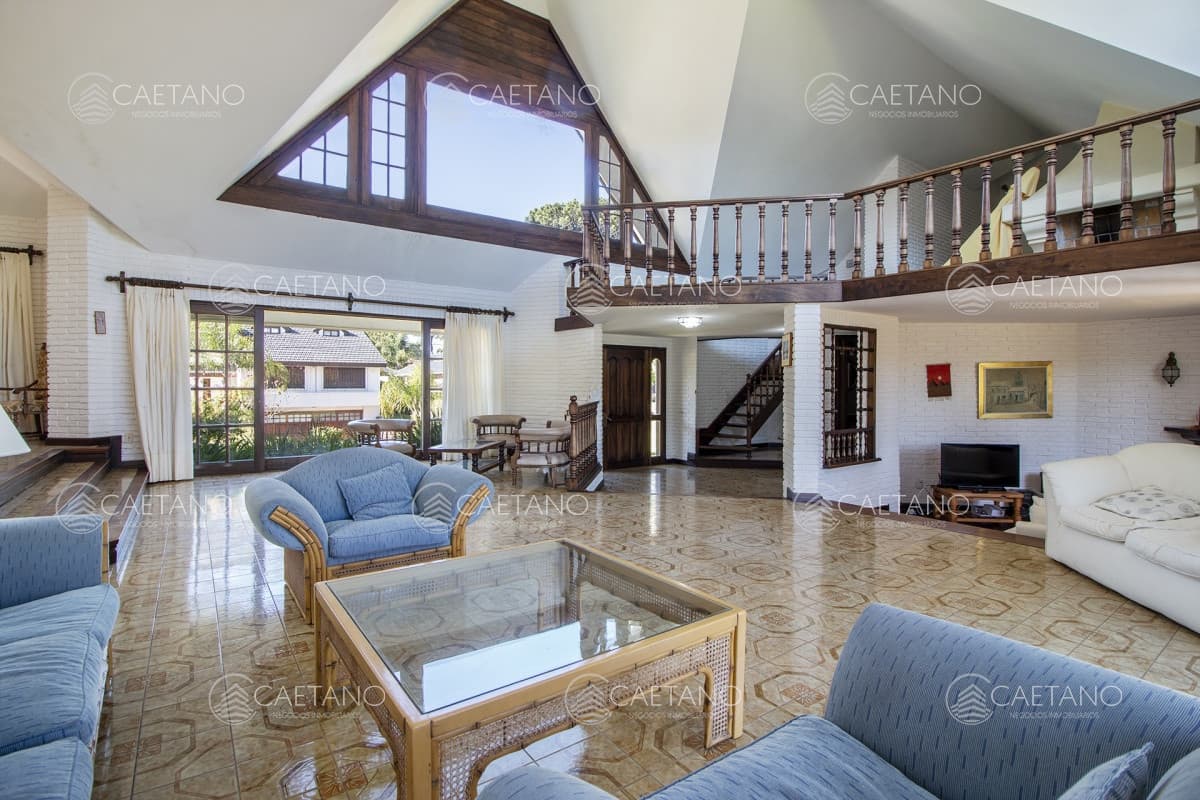 Venta de casa de 4 dormitorios más dependencia y hermosa piscina con gran parque en Playa Mansa, Punta del Este — foto 2