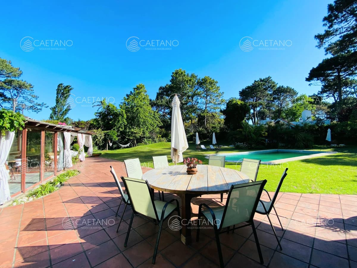 Casa de cuatro dormitorios y piscina en Punta del Este en Alquiler. — foto 2