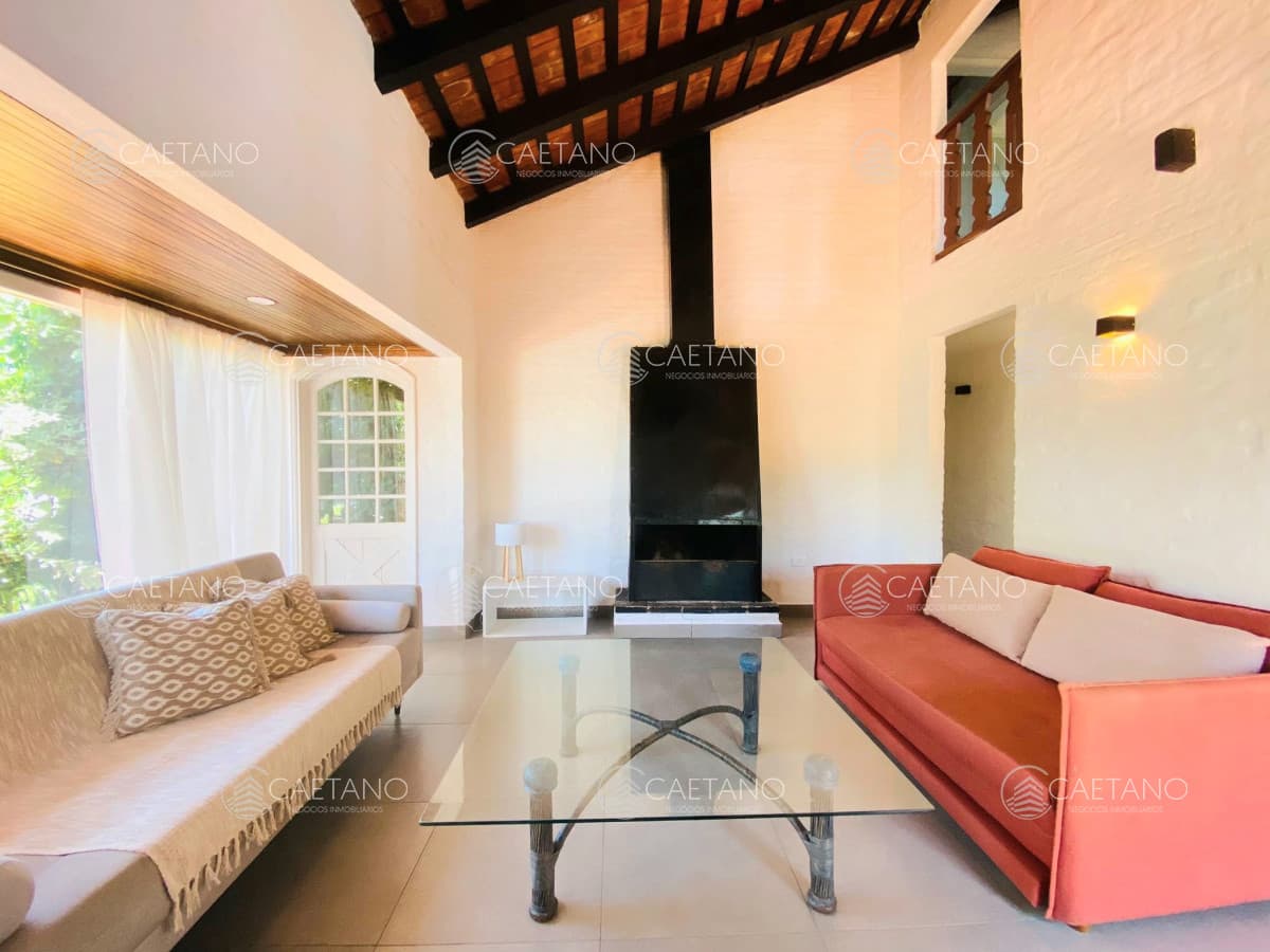 Excelente casa en venta de La Barra de tres dormitorios + dependencia con parrillero y piscina. — foto 3