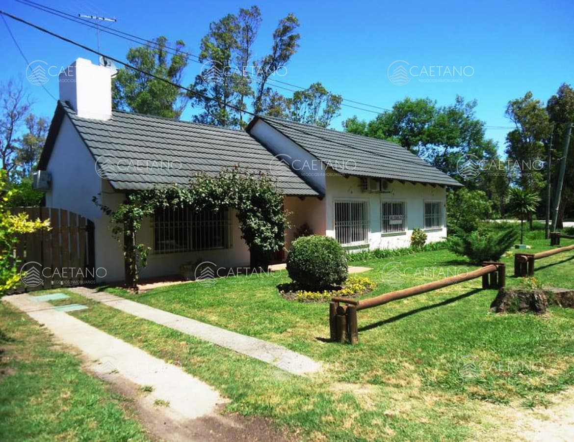 Casa en La Barra Tres Dormitorios con Piscina en Alquiler