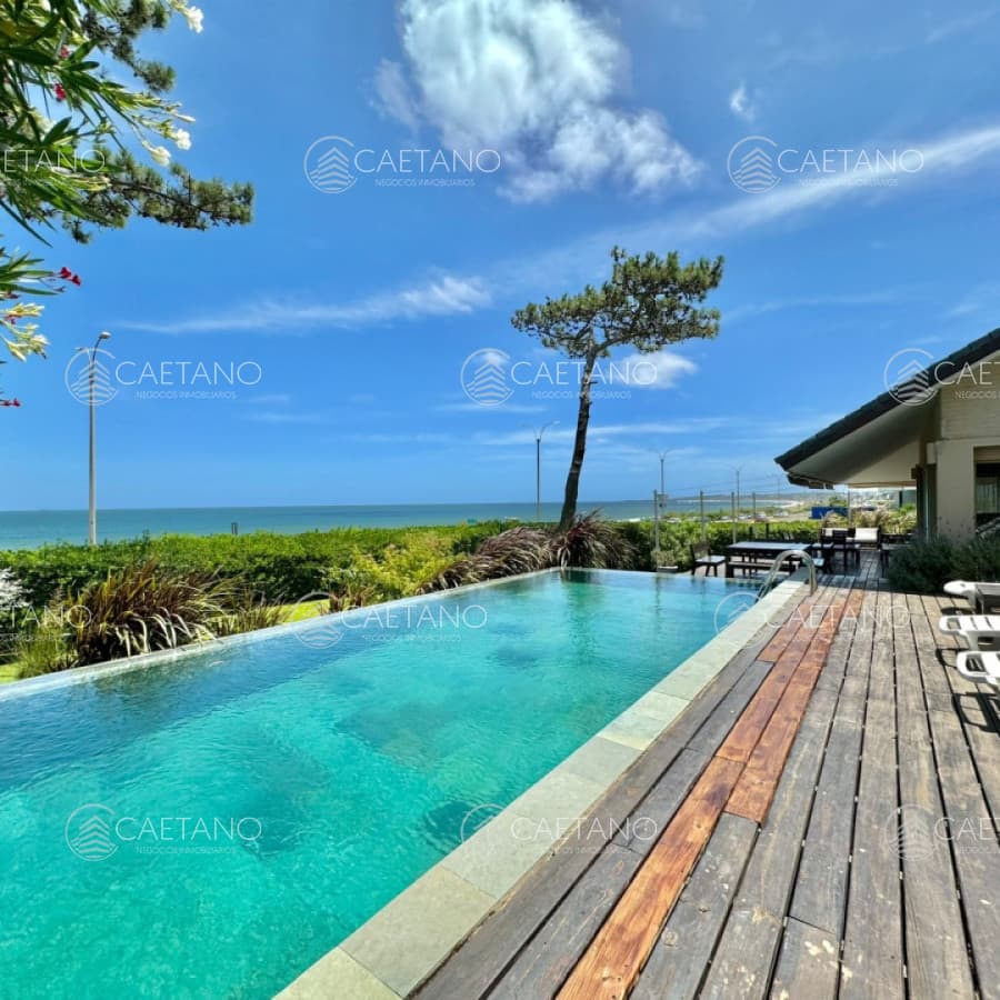 Casa en Venta Playa Mansa Frente al Mar Cuatro Dormitorios
