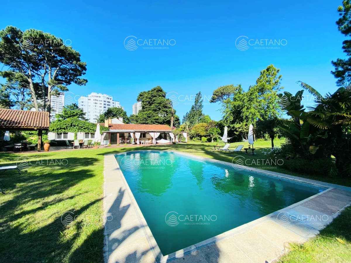Casa de cuatro dormitorios y piscina en Punta del Este en Alquiler.