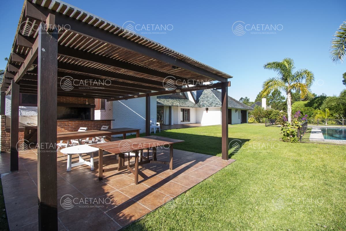 Venta de casa de 4 dormitorios más dependencia y hermosa piscina con gran parque en Playa Mansa, Punta del Este — foto 3