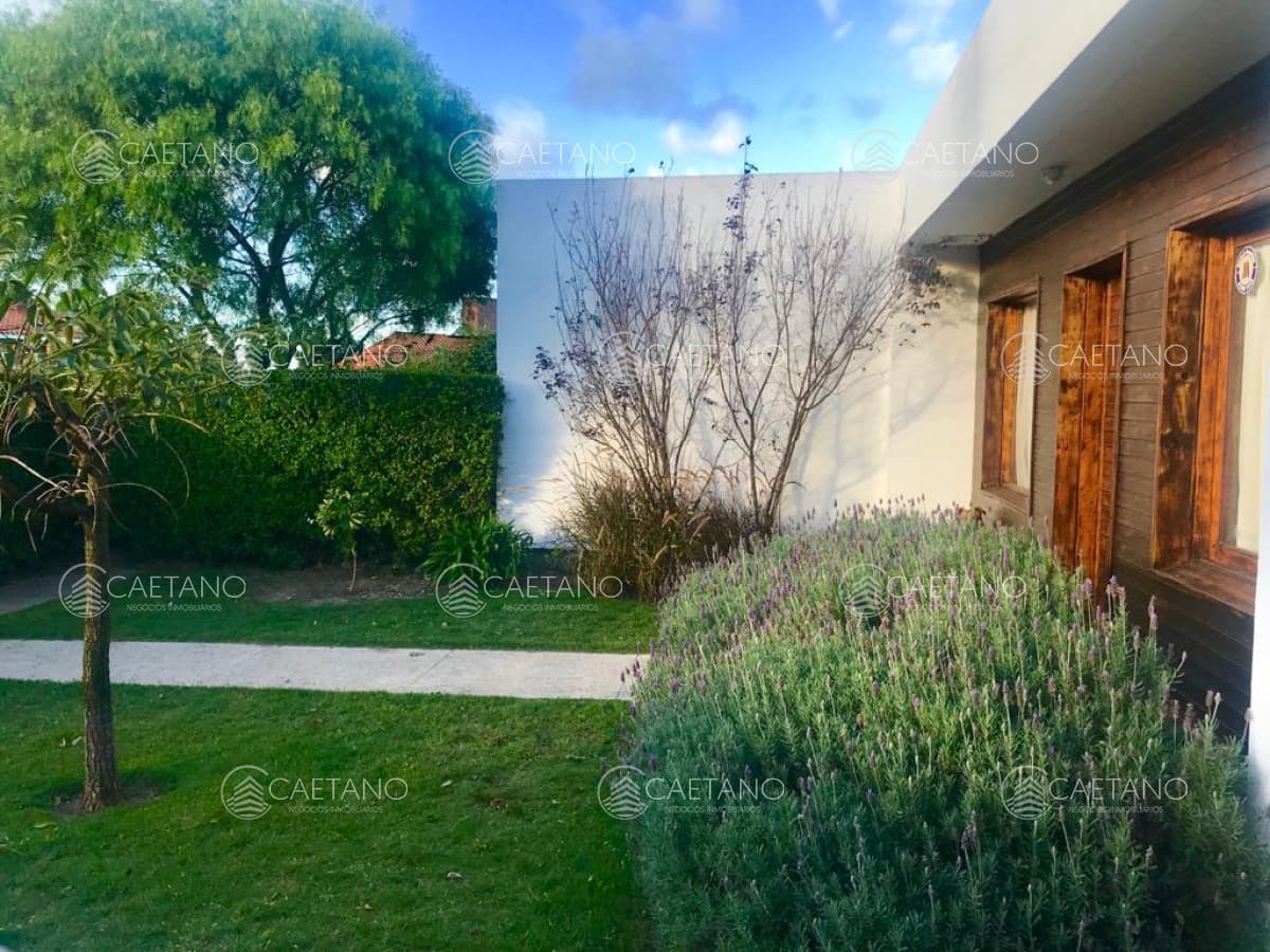 Muy linda casa de 3 dormitorios en Venta - Pinares — foto 2