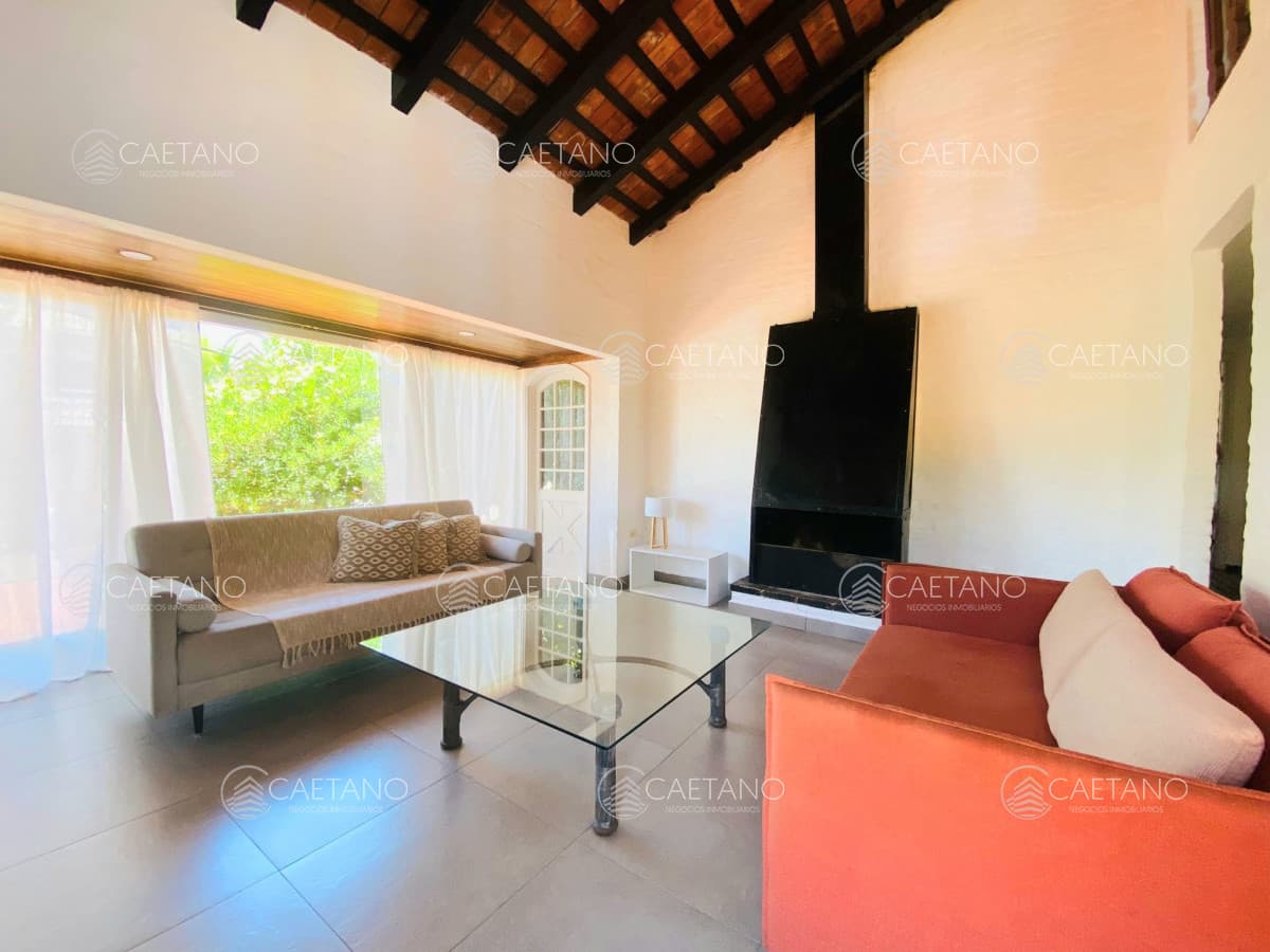 Excelente casa en venta de La Barra de tres dormitorios + dependencia con parrillero y piscina. — foto 2