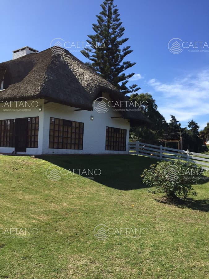 Casa en Venta con 6 dormitorios, piscina y barbacoa en Pinares