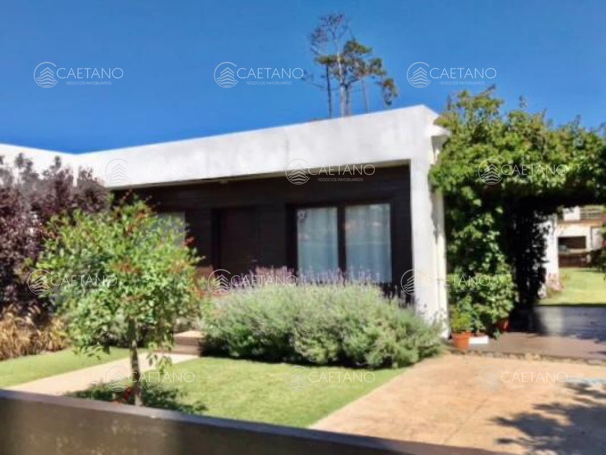 Muy linda casa de 3 dormitorios en Venta - Pinares
