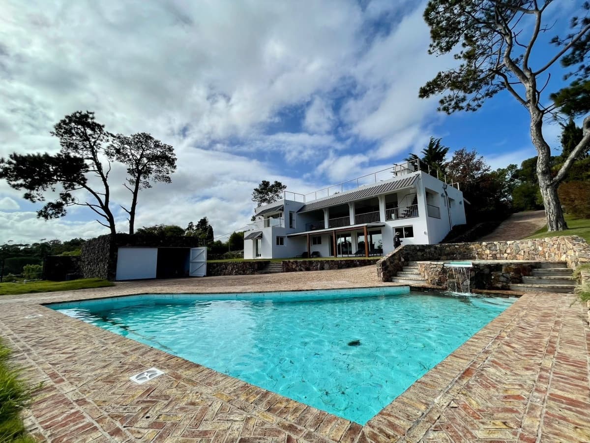 Casa a estrenar 4 dormitorios excelente vista Punta Ballena Punta del Este
