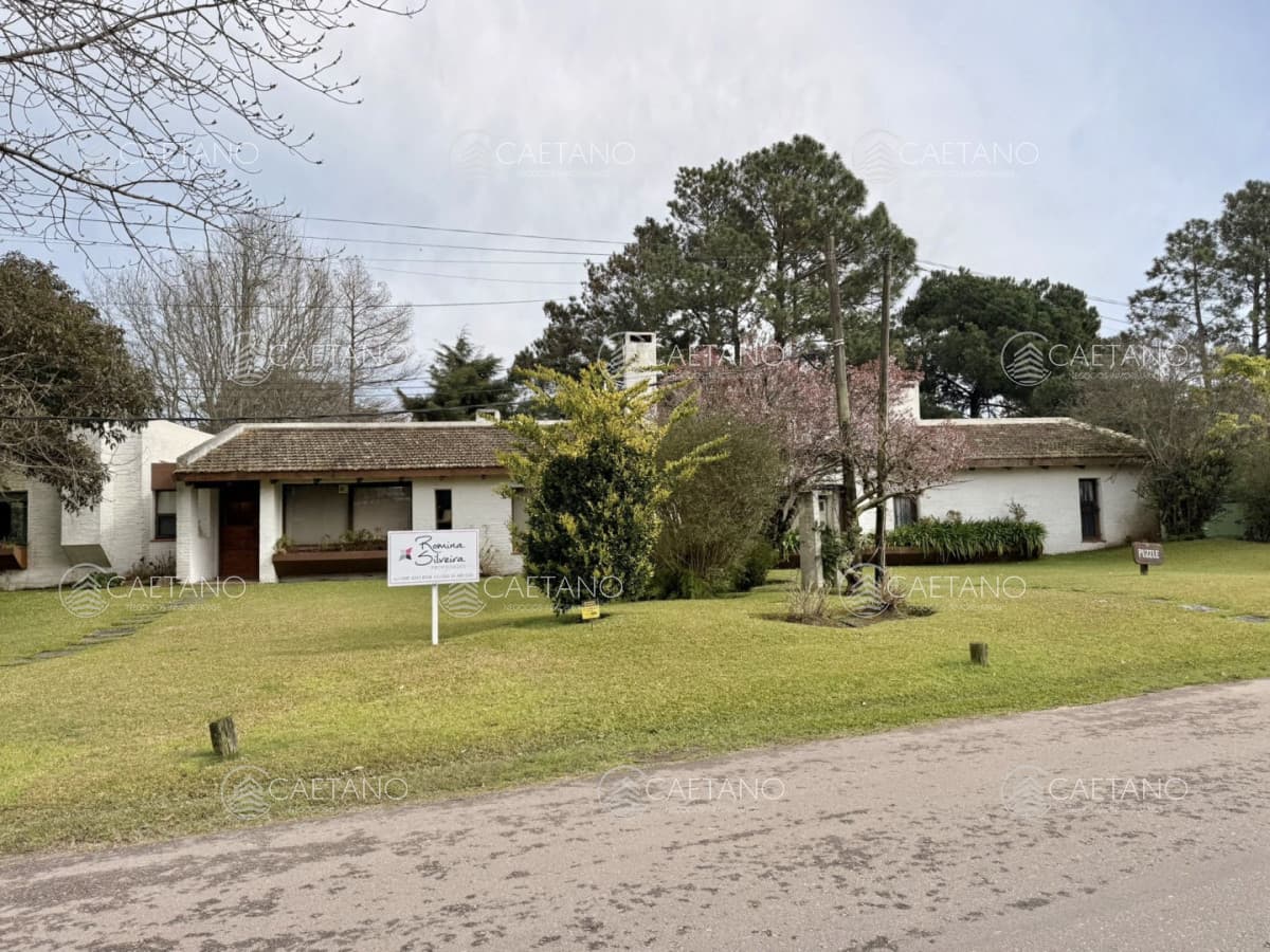 CASA EN VENTA 5 DORMITORIOS - PLAYA MANSA