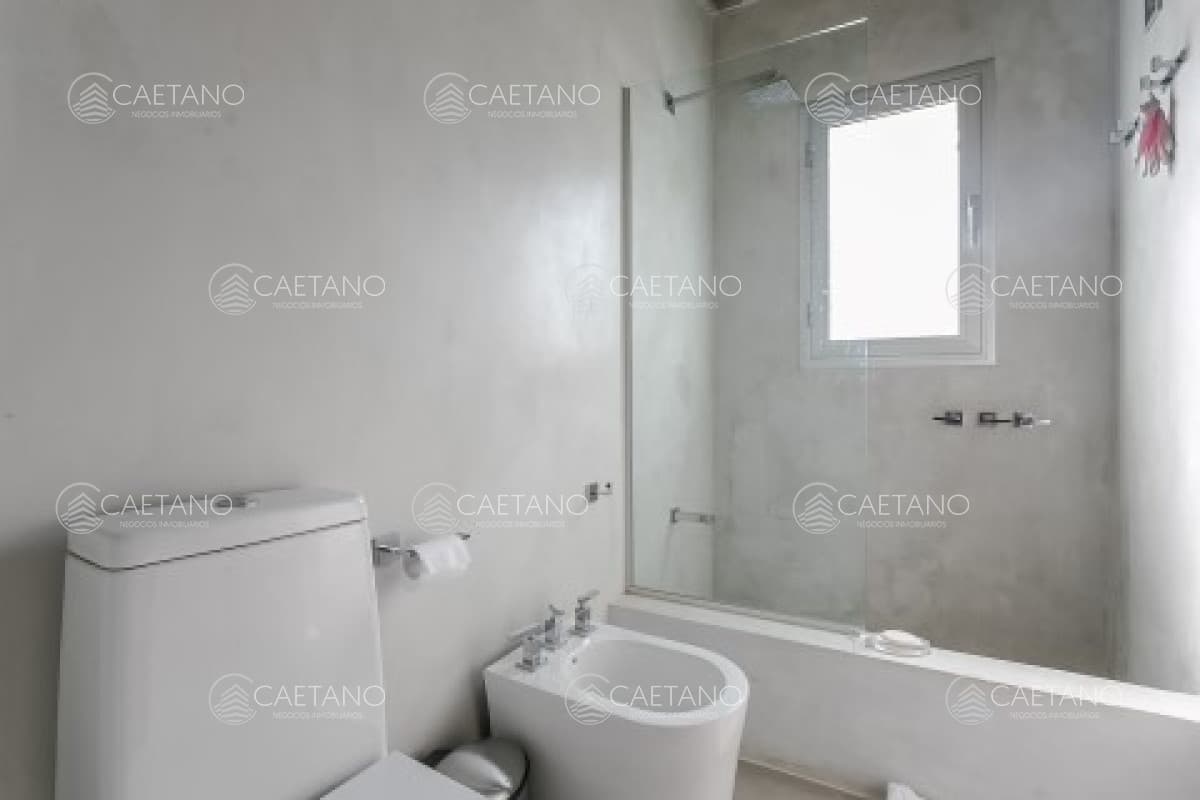 Casa con Piscina y Cancha de Futbol — foto 3