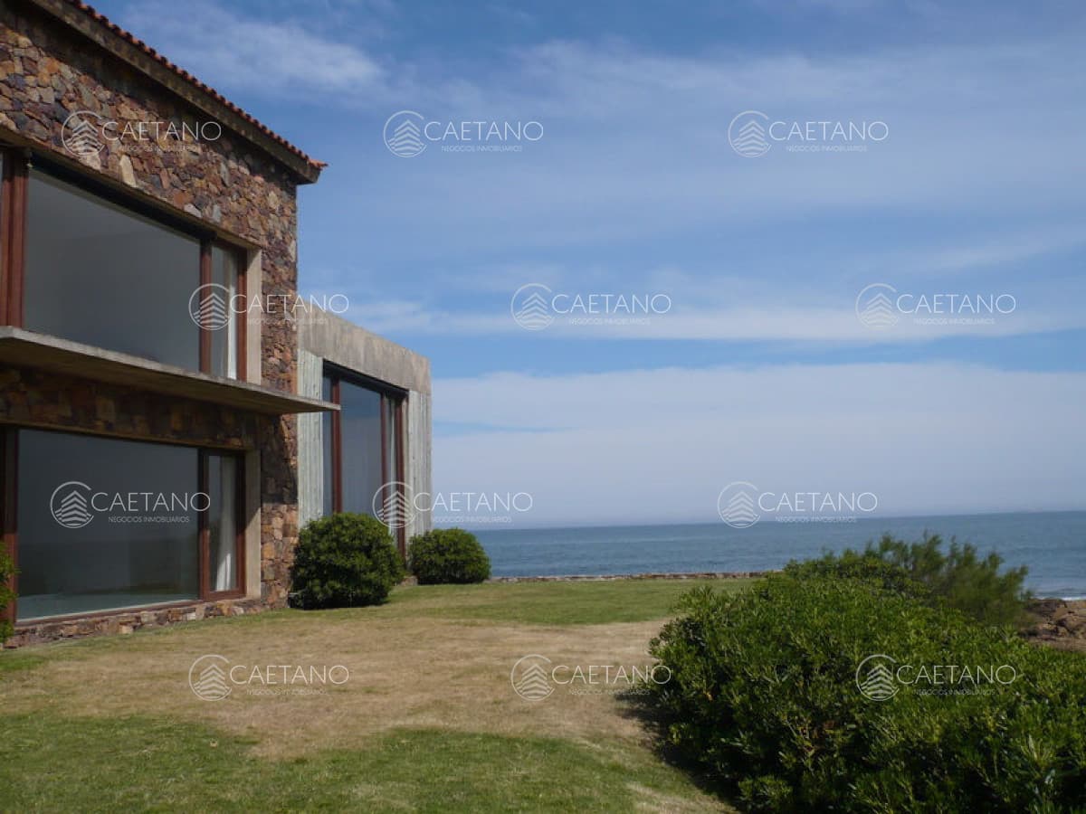Hermosa casa sobre el mar