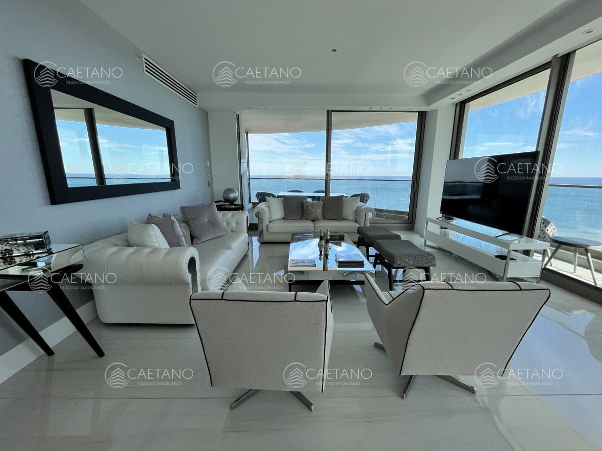 Venta Fendi Chateau 3 dormitorios más dependencia. Playa mansa, Punta del Este.