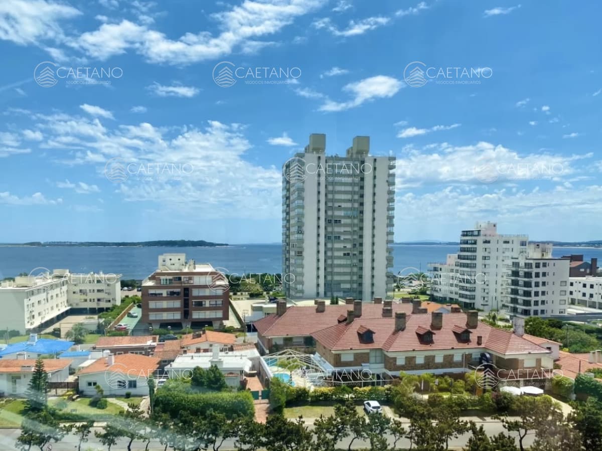 Apartamento en alquiler anual y temporal de tres dormitorios, Punta del Este