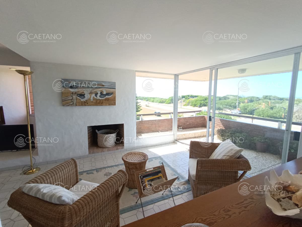 Alquiler temporal apartamento 3 dormitorios + servicio. Playa brava, Punta del Este