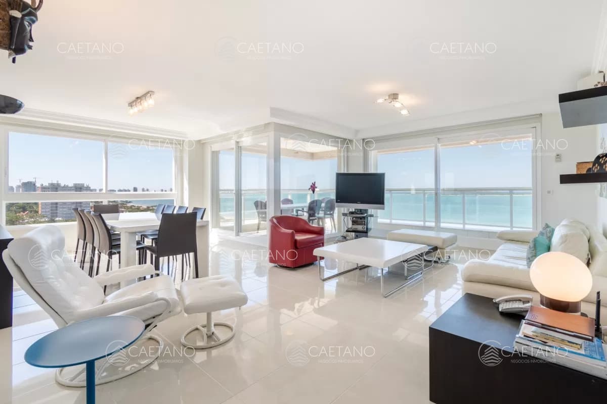 Alquiler de temporada apartamento 3 dormitorios más servicio, playa mansa Punta del Este