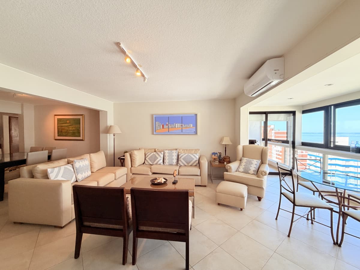 Venta apartamento 4 dormitorios. Playa brava, Punta del Este.