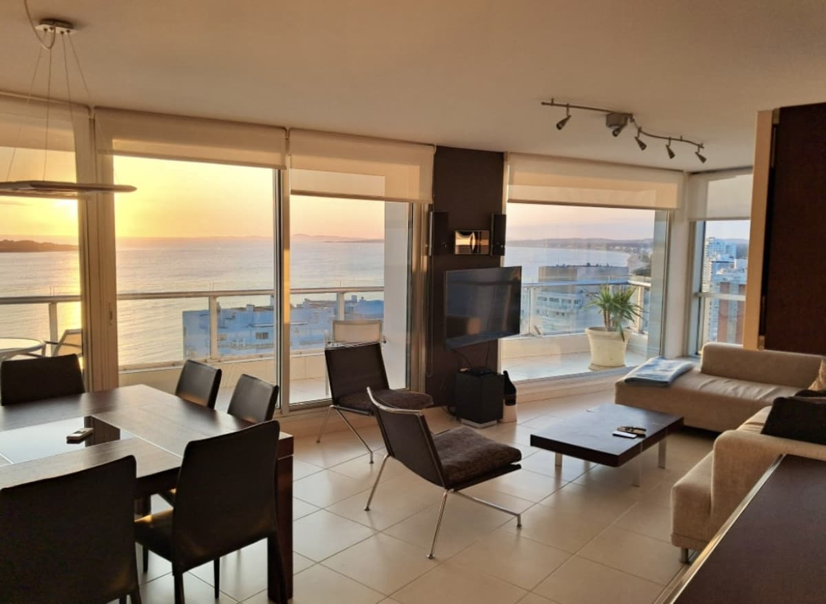 Venta apartamento en Punta del Este con espectacular vista al mar - Mansa. 3 dormitorios + dependencia de servicio